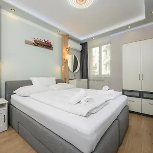 Elegance Palais Palffy Apart Otel