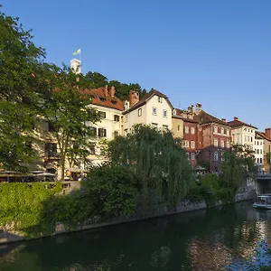  Hostel Adhoc Slovenya